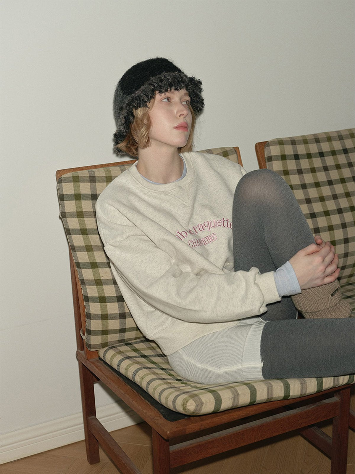 Bonnet laine mélangée femme, forme cloche, tricoté main, style vintage, bord à franges bouclées, doux et chaud, hiver 2024, look rétro, design unique, mixte et original, modèle Pyrma - Bonnets - Noir