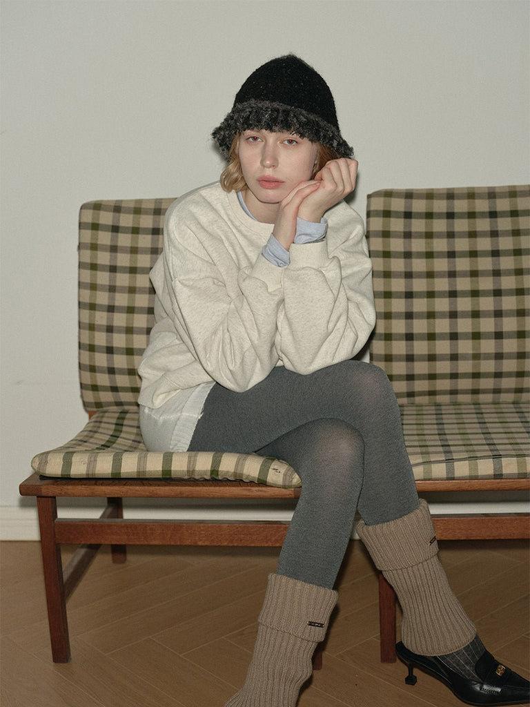 Bonnet laine mélangée femme, forme cloche, tricoté main, style vintage, bord à franges bouclées, doux et chaud, hiver 2024, look rétro, design unique, mixte et original, modèle Pyrma - Bonnets - Noir