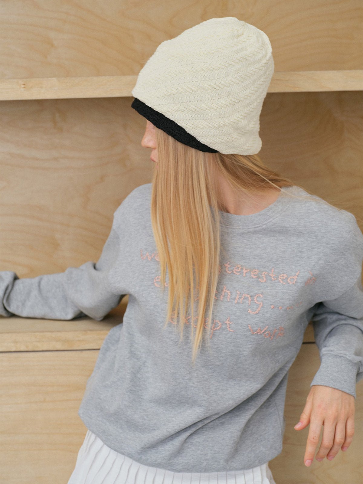 Bonnet tricoté chaud, design côtelé unisexe, coupe ample confortable, style streetwear hivernal, bonnet coton acrylique doux, bonnet sans bord structuré oversize, modèle Ova - Bonnets - Blanc