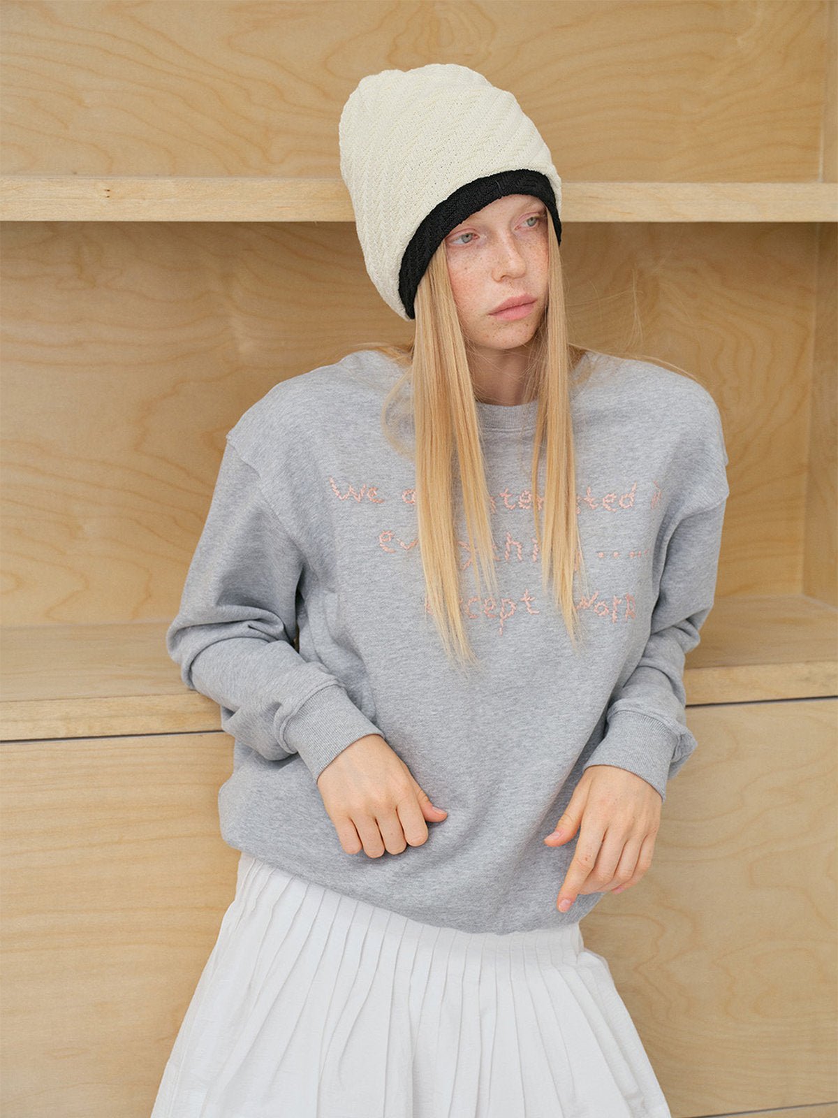 Bonnet tricoté chaud, design côtelé unisexe, coupe ample confortable, style streetwear hivernal, bonnet coton acrylique doux, bonnet sans bord structuré oversize, modèle Ova - Bonnets - Blanc