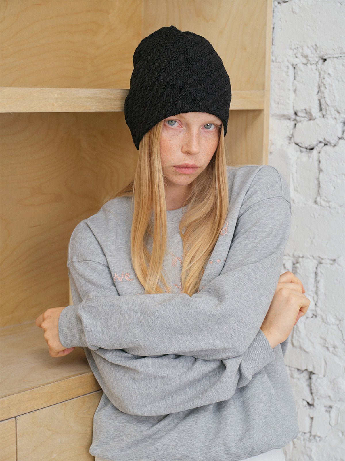 Bonnet tricoté chaud, design côtelé unisexe, coupe ample confortable, style streetwear hivernal, bonnet coton acrylique doux, bonnet sans bord structuré oversize, modèle Ova - Bonnets - Noir