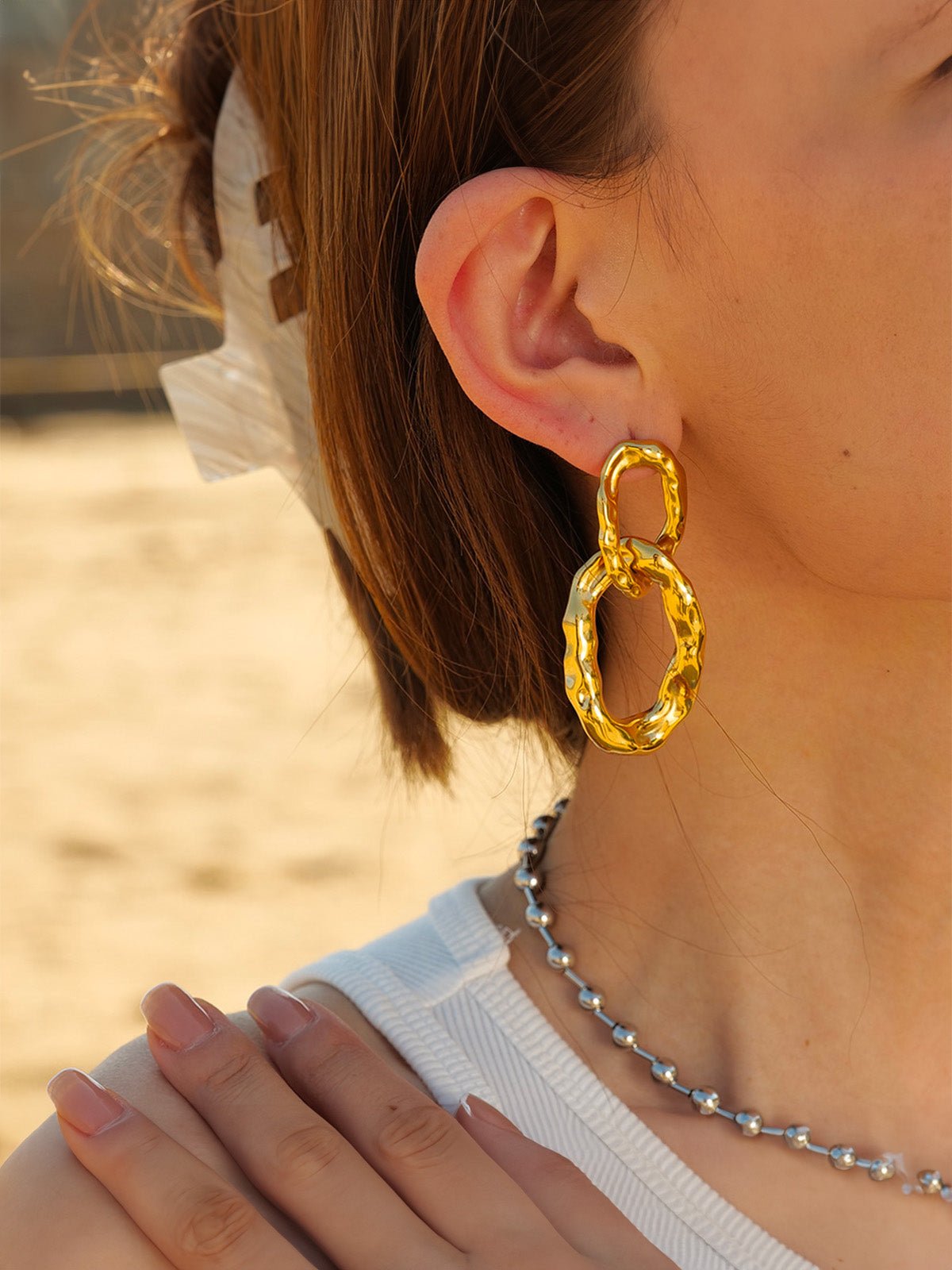 Boucles d'oreilles anneaux martelés, design géométrique, double maillon doré, acier inoxydable, style minimaliste, modèle Wana - Boucles d'oreilles - Or