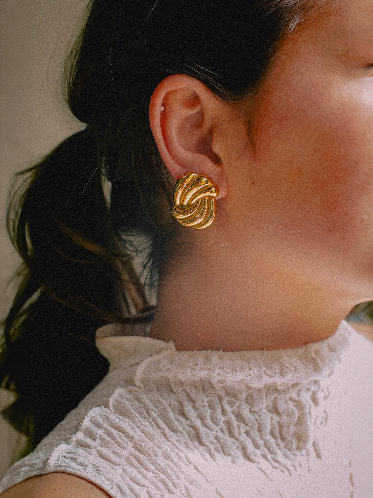 Boucles d’oreilles dorées en acier inoxydable, design géométrique, clip confort, look vintage or, style affirmé, modèle Tamina - Boucles d'oreilles - Or