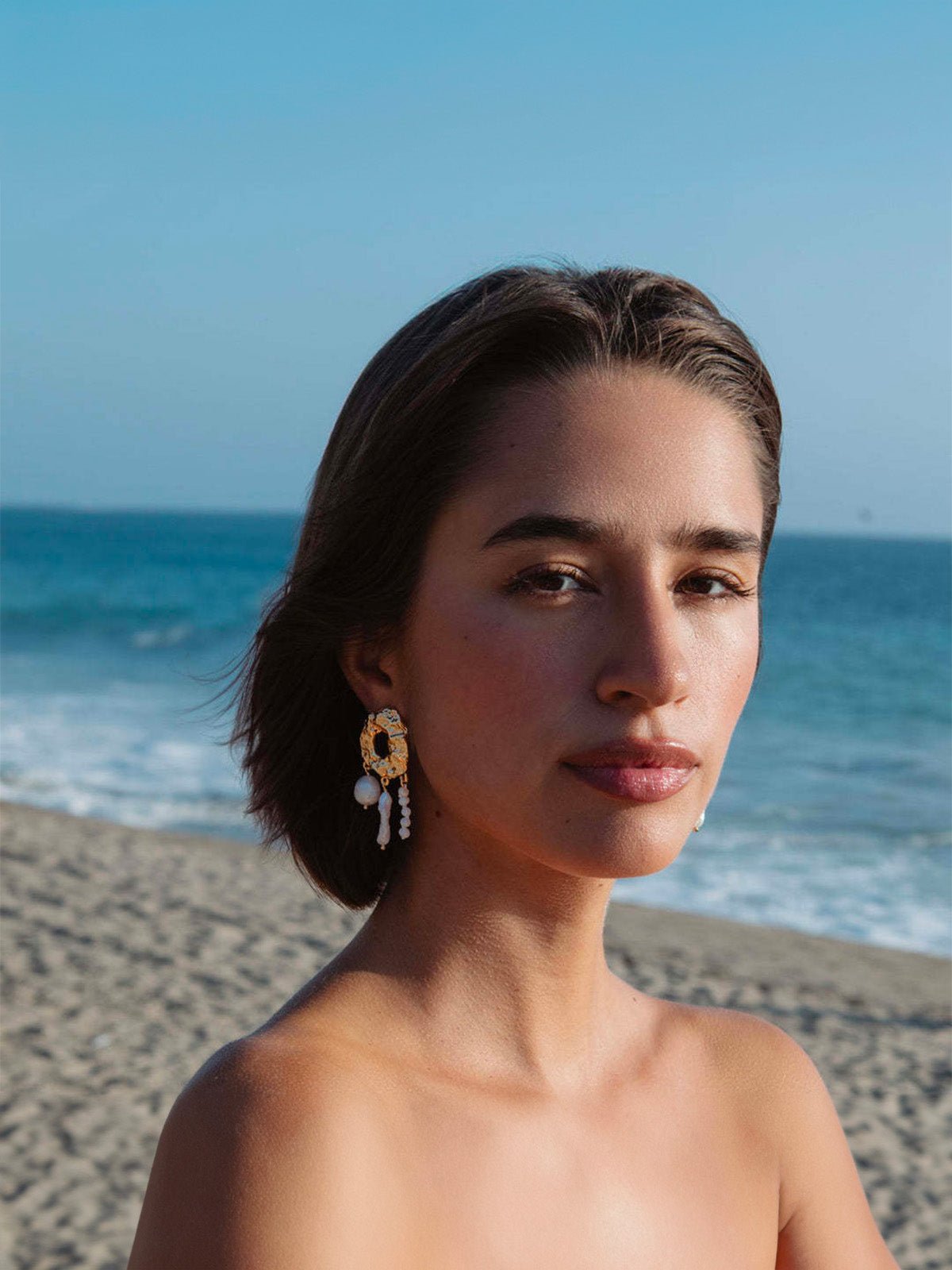 Boucles d'oreilles dorées, perles pendantes, design organique, effet martelé, style bord de mer, modèle Jisma - Boucles d'oreilles - Or