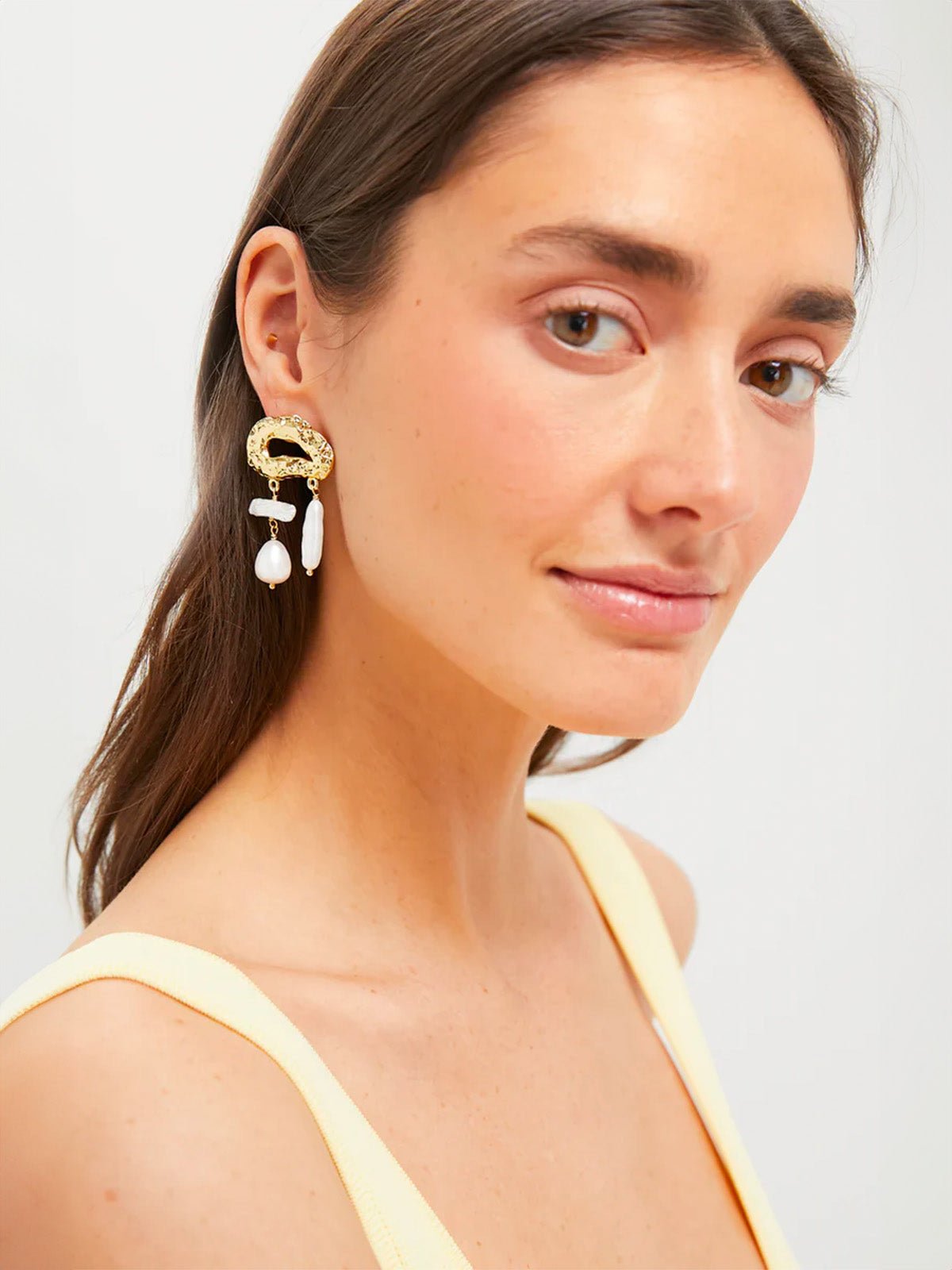 Boucles d'oreilles dorées, perles pendantes, design organique, effet martelé, style bord de mer, modèle Jisma - Boucles d'oreilles - Or