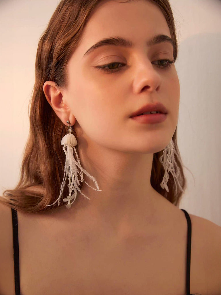 Boucles d'oreilles méduse, longues plumes, perles translucides, design aérien, hypoallergénique, modèle Médusa - Boucles d'oreilles - Blanc