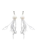 Boucles d'oreilles méduse, longues plumes, perles translucides, design aérien, hypoallergénique, modèle Médusa - Boucles d'oreilles - Blanc