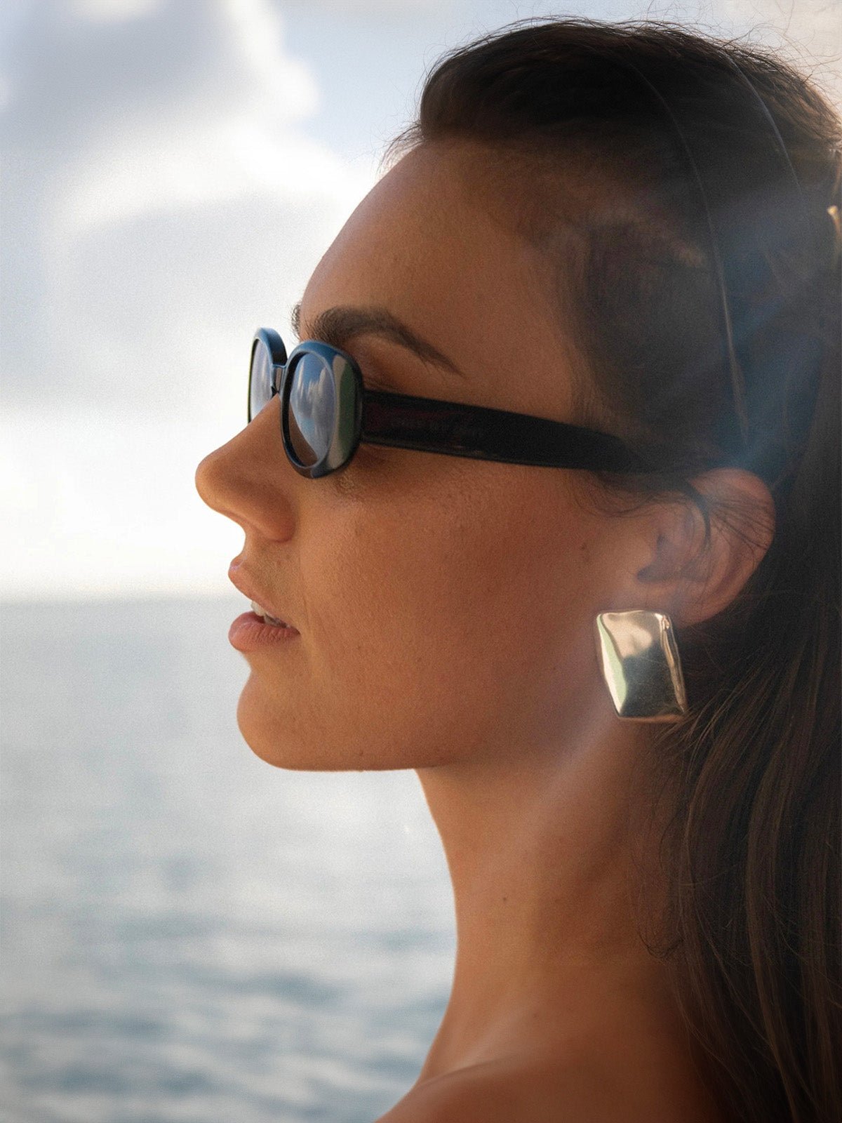 Boucles d’oreilles rectangle doré, texture martelée, acier inoxydable, style géométrique, fermoir poussette, modèle Sora - Boucles d'oreilles - Or