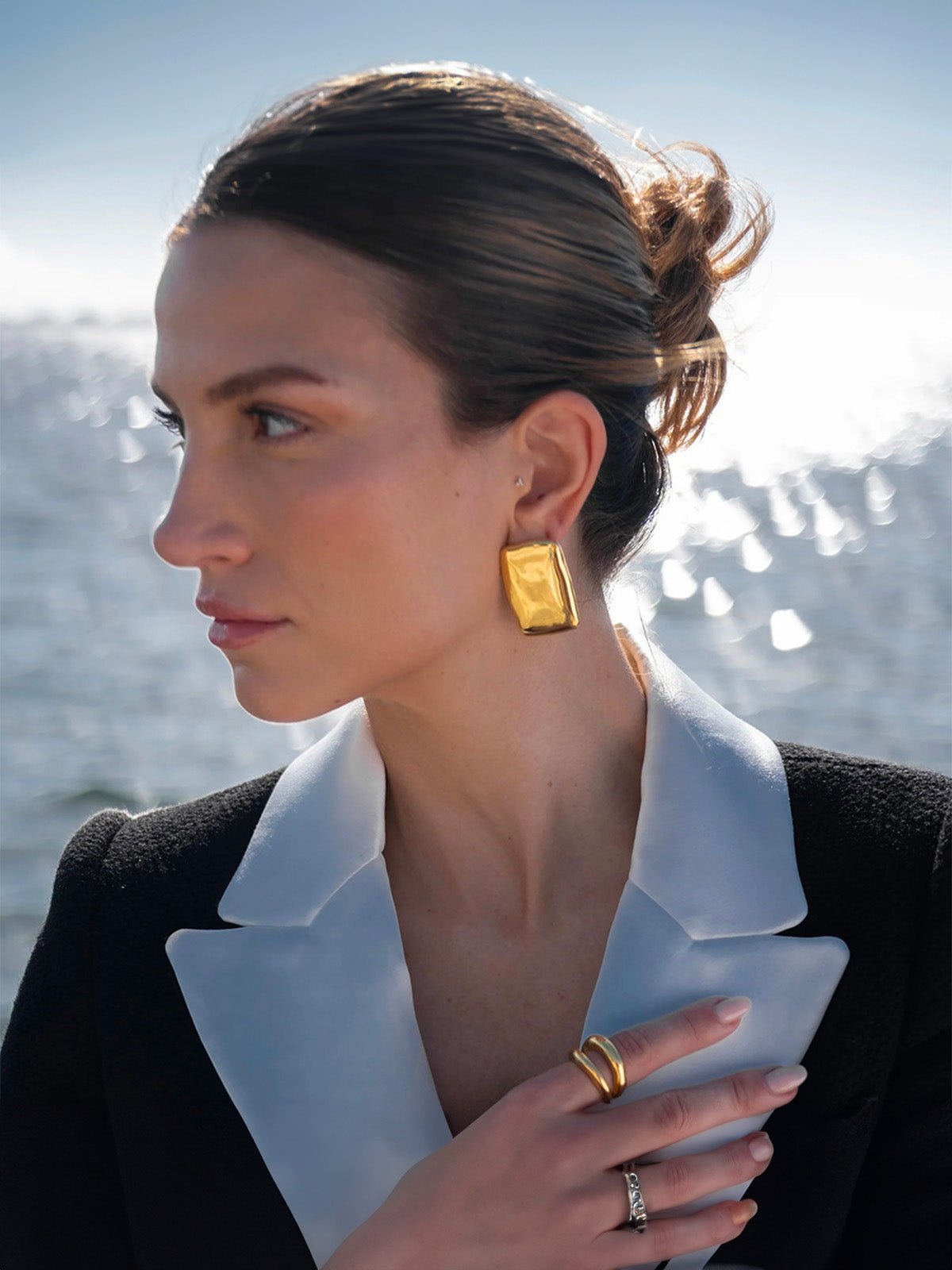 Boucles d’oreilles rectangle doré, texture martelée, acier inoxydable, style géométrique, fermoir poussette, modèle Sora - Boucles d'oreilles - Or