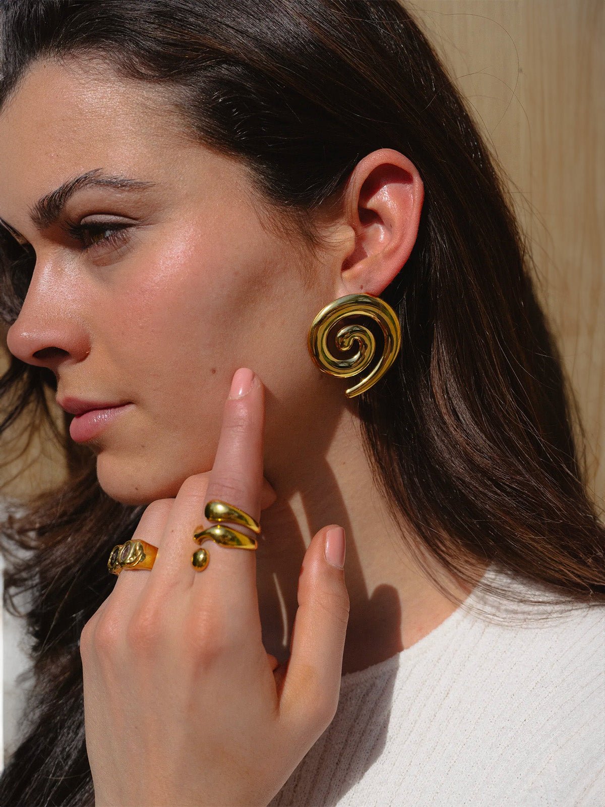 Boucles d'oreilles spirale, design géométrique, dorées, acier inoxydable, grandes boucles, style moderne, modèle Selma - Boucles d'oreilles - Or