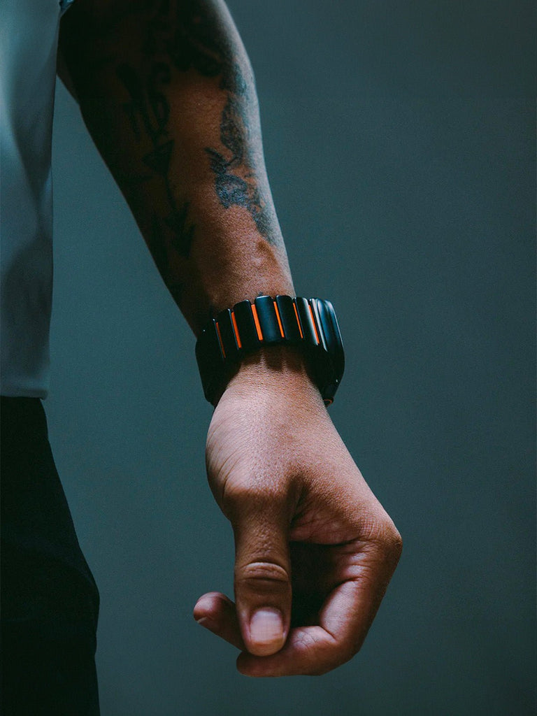Bracelet Apple Watch Ultra Premium, en Titane Grade 4, fermeture magnétique N52, intérieur FKM, design sportif premium, look prestigieux, modèle Salvador - Bracelet Apple Watch - Noir et orange 44 à 49 mm