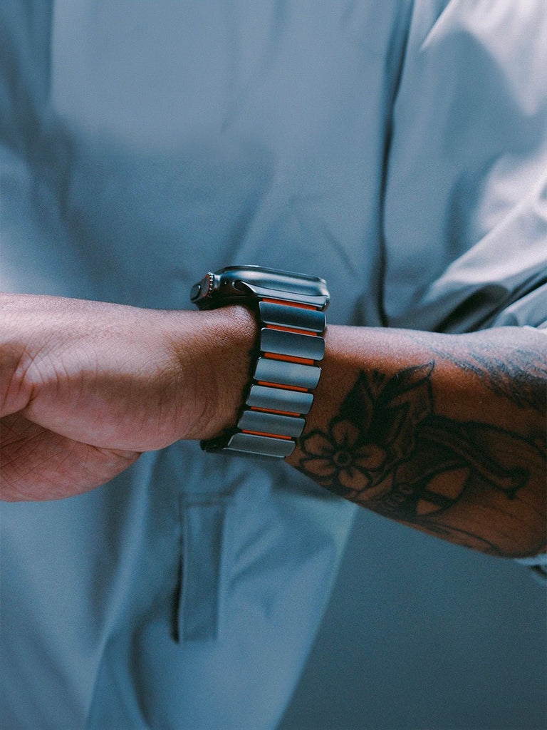 Bracelet Apple Watch Ultra Premium, en Titane Grade 4, fermeture magnétique N52, intérieur FKM, design sportif premium, look prestigieux, modèle Salvador - Bracelet Apple Watch - Argent et orange 44 à 49 mm