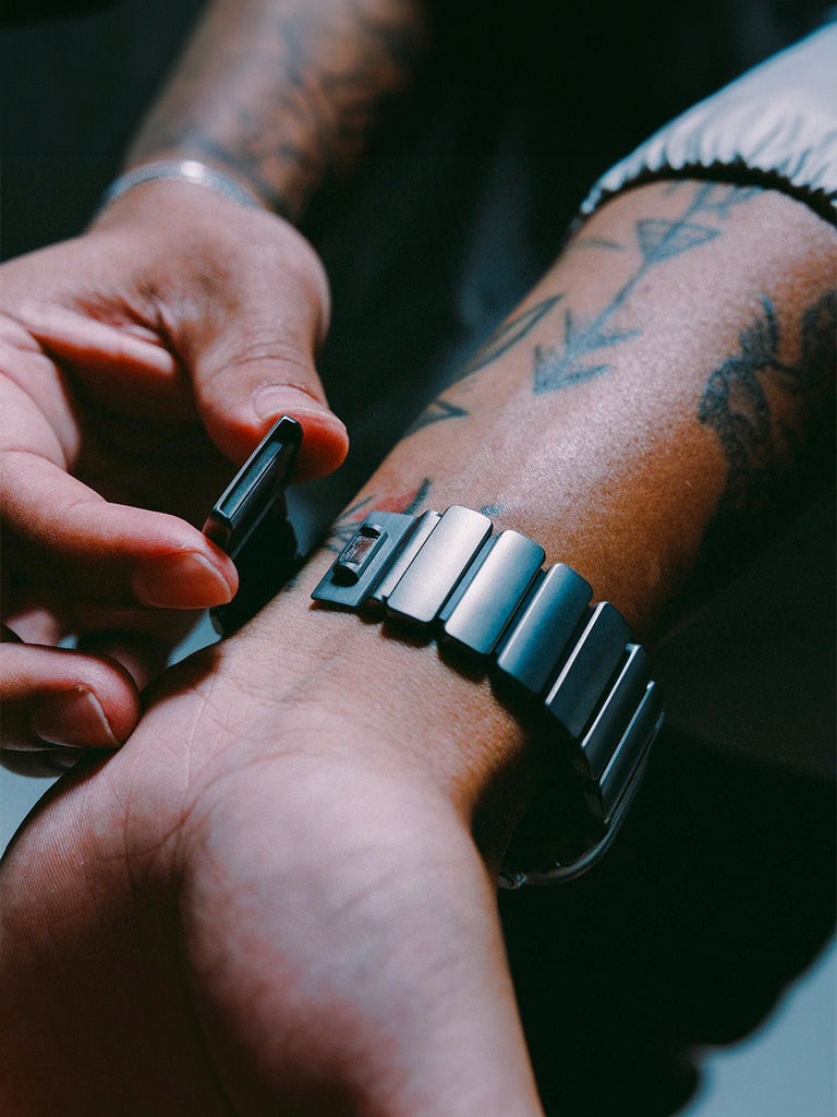 Bracelet Apple Watch Ultra Premium, en Titane Grade 4, fermeture magnétique N52, intérieur FKM, design sportif premium, look prestigieux, modèle Salvador - Bracelet Apple Watch - Argent et noir 44 à 49 mm