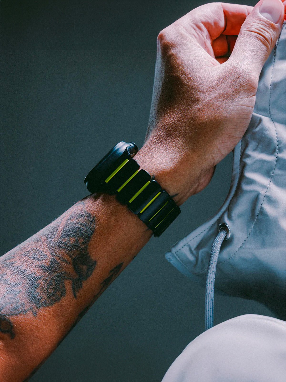 Bracelet Apple Watch Ultra Premium, en Titane Grade 4, fermeture magnétique N52, intérieur FKM, design sportif premium, look prestigieux, modèle Salvador - Bracelet Apple Watch - Noir et vert 44 à 49 mm