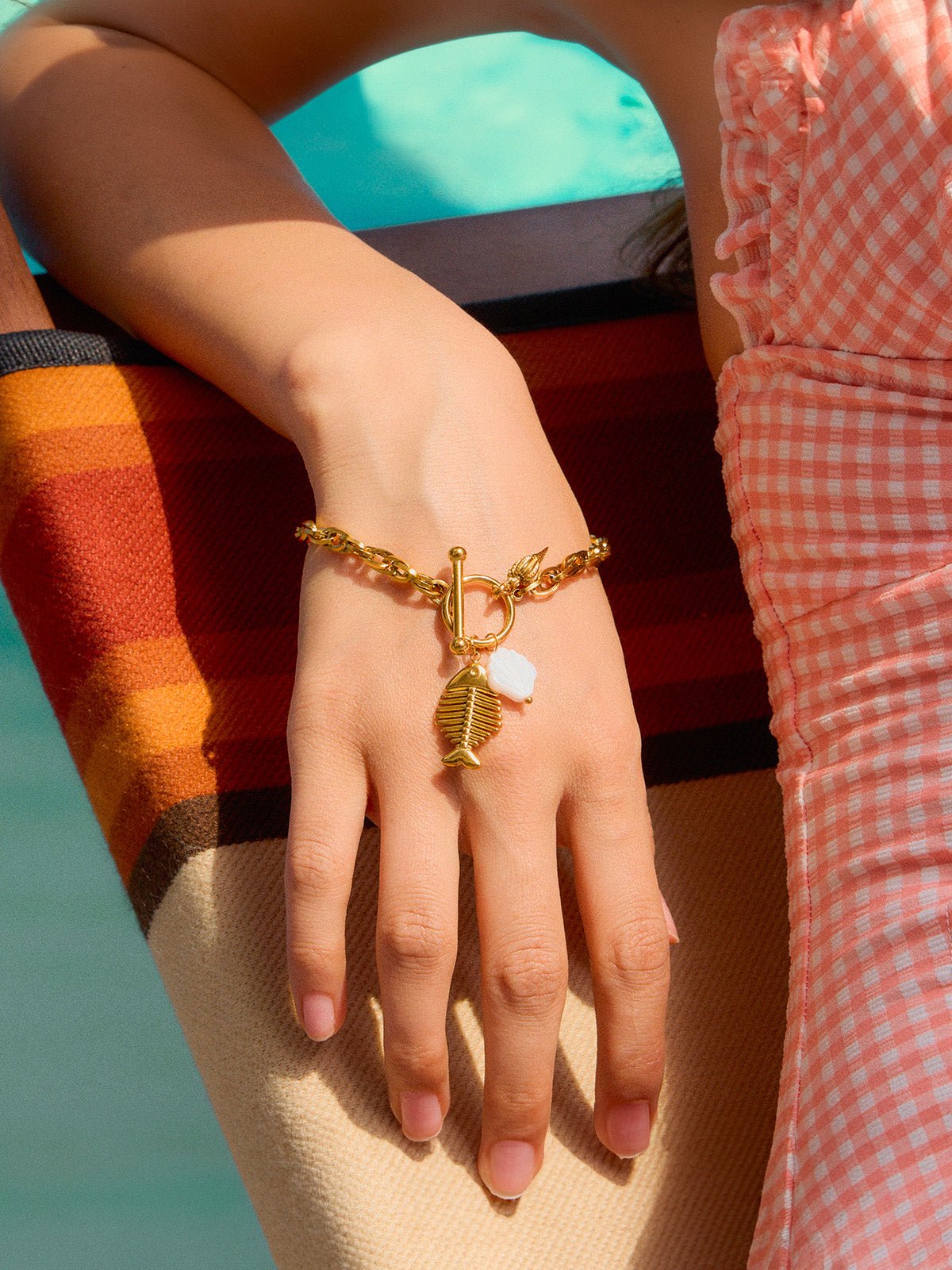 Bracelet chaîne marine dorée, breloques coquillage et poisson, acier inoxydable, plage, été, modèle Amélie - Bracelet - Or