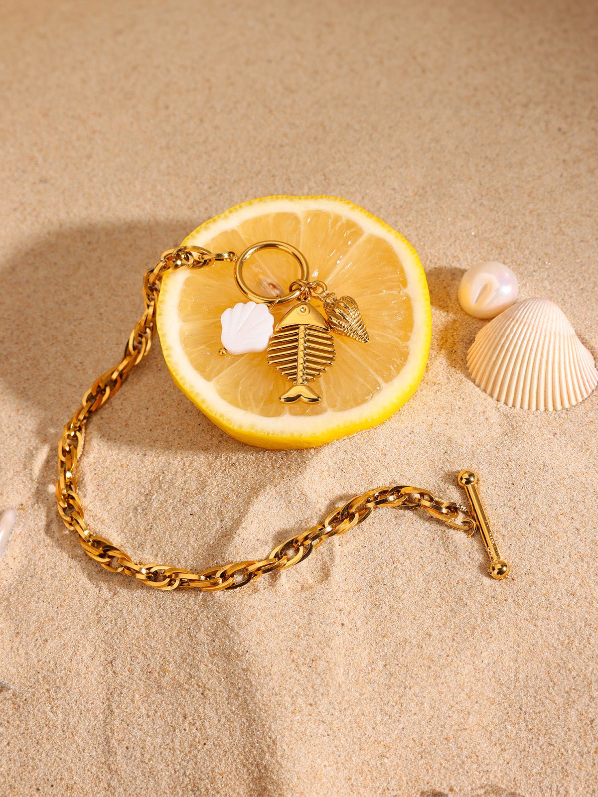 Bracelet chaîne marine dorée, breloques coquillage et poisson, acier inoxydable, plage, été, modèle Amélie - Bracelet - Or
