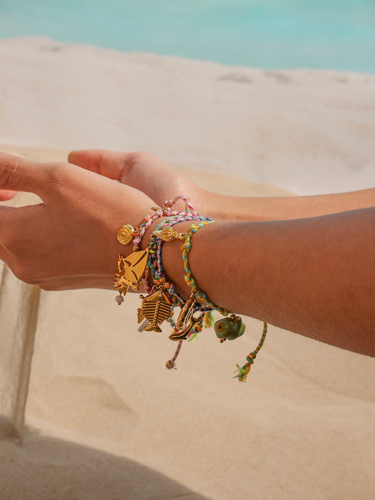 Bracelet cordon coloré, pendentif poisson, coquillage, crabe, ancre, été et plage, 18K doré, modèle Salomé - Bracelet - Style 1