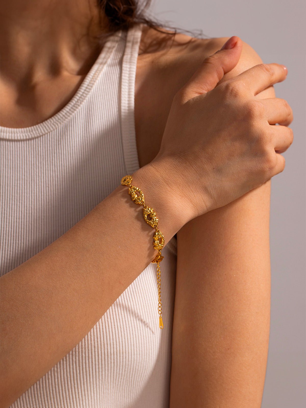Bracelet femme, design géométrique, acier inoxydable, plaqué or 18K, fermoir mousqueton, modèle Amila - Bracelet - Or 16+5 cm