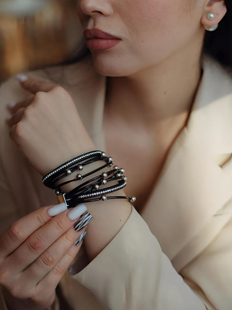 Bracelet femme multi - rangs simili vegan, perles, strass, fermoir magnétique, modèle Amelle - Bracelet - Noir
