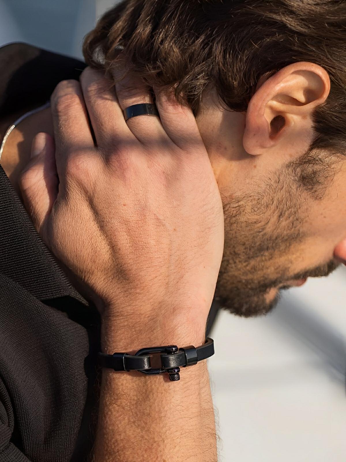 Bracelet homme en cuir noir, fermoir à manille, bijou tendance, modèle Gaston - Bracelet - Noir S