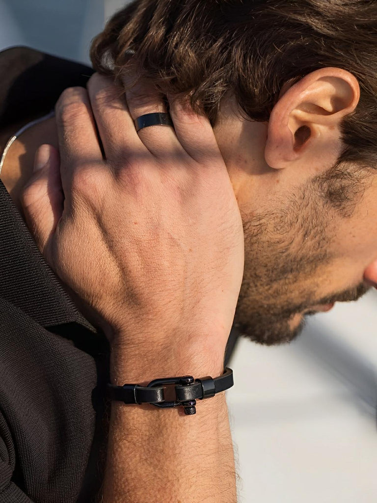 Bracelet homme en cuir noir, fermoir à manille, bijou tendance, modèle Gaston - Bracelet - Noir S