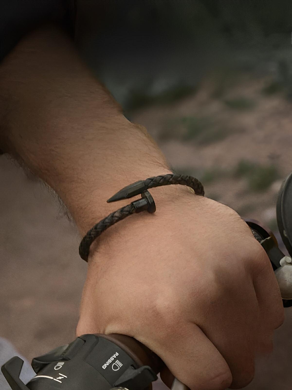 Bracelet homme en cuir tressé et acier inoxydable, aspect clou, style moderne et robuste, modèle Orens - Bracelet - Marron S