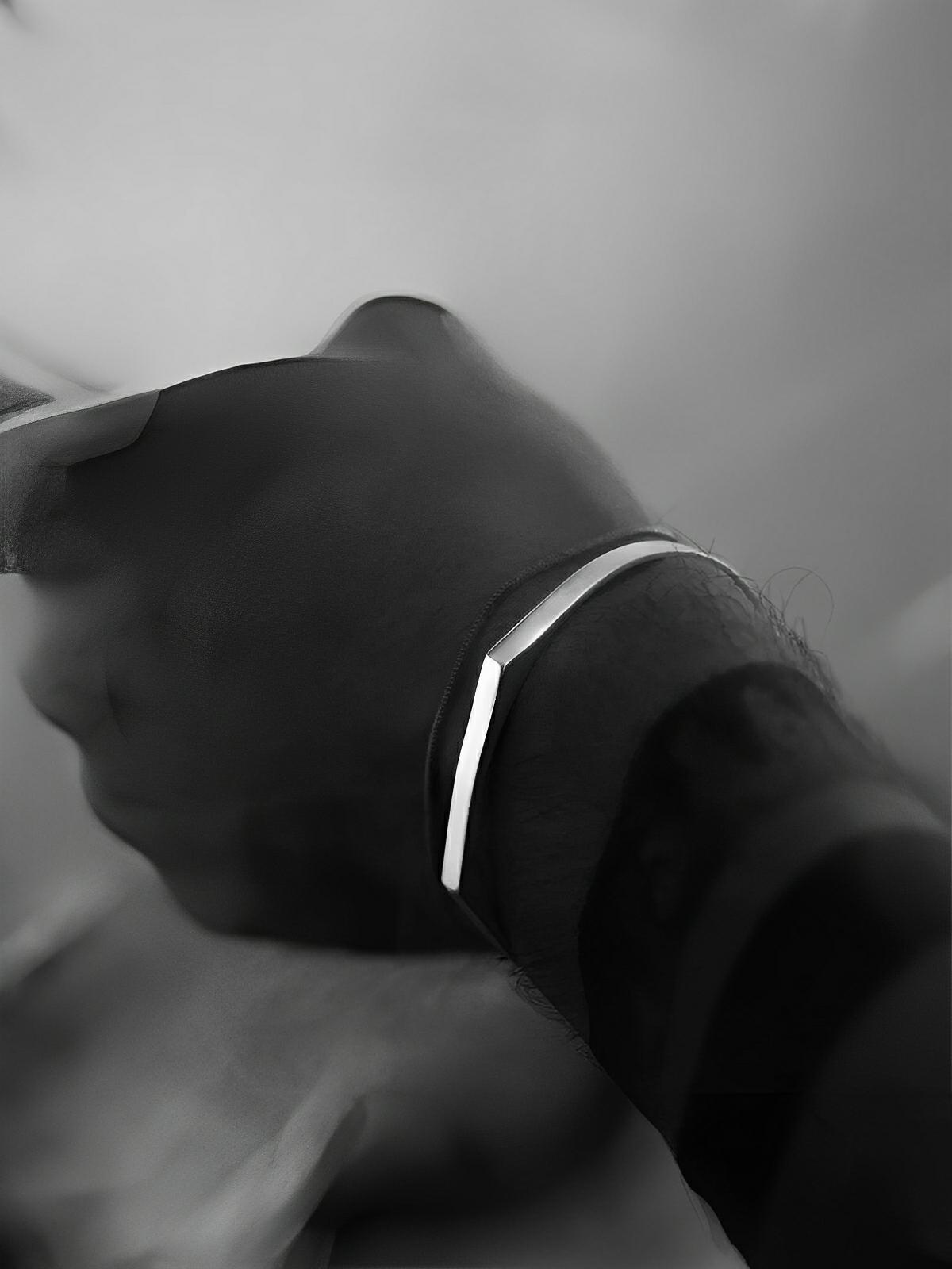 Bracelet jonc rigide géométrique, en acier inoxydable, finition miroir, minimaliste, modèle Dako - Bracelet - Argent S - M
