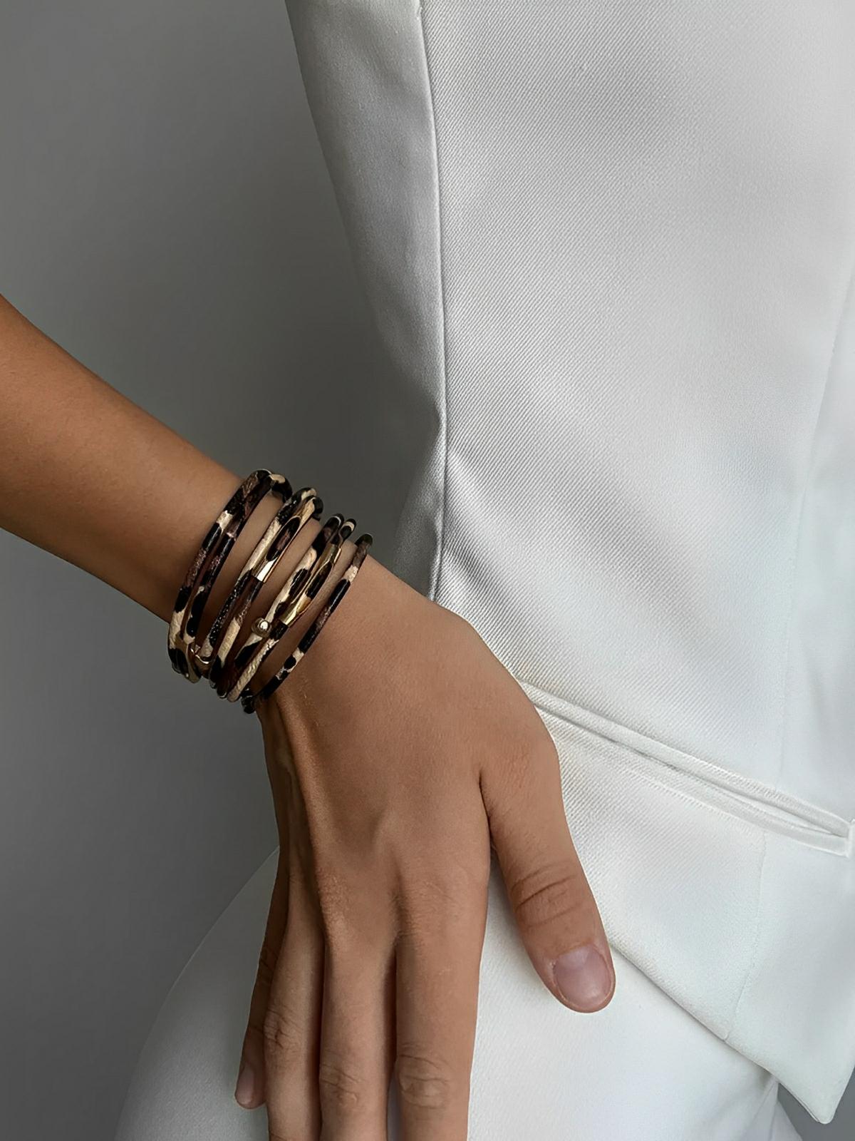 Bracelet magnétique multicouche en simili vegan avec imprimé léopard, perles et tube de cuivre incurvé, modèle Arnelle - Bracelet - Beige