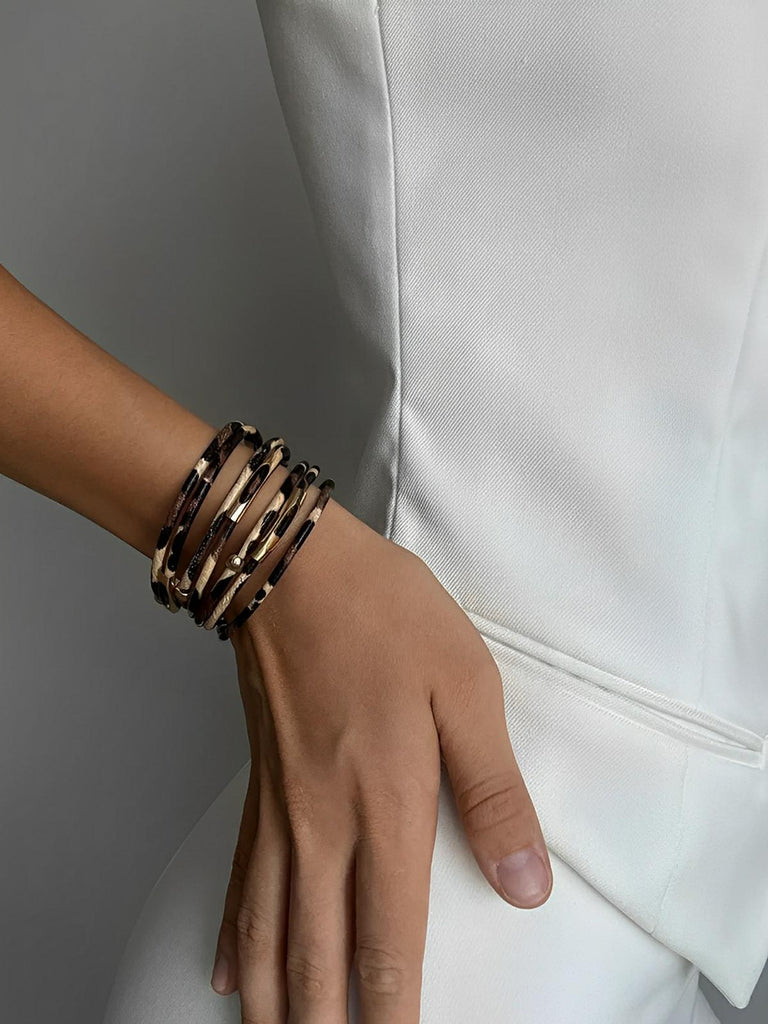 Bracelet magnétique multicouche en simili vegan avec imprimé léopard, perles et tube de cuivre incurvé, modèle Arnelle - Bracelet - Beige
