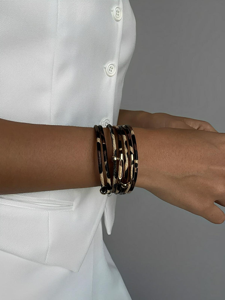 Bracelet magnétique multicouche en simili vegan avec imprimé léopard, perles et tube de cuivre incurvé, modèle Arnelle - Bracelet - Beige