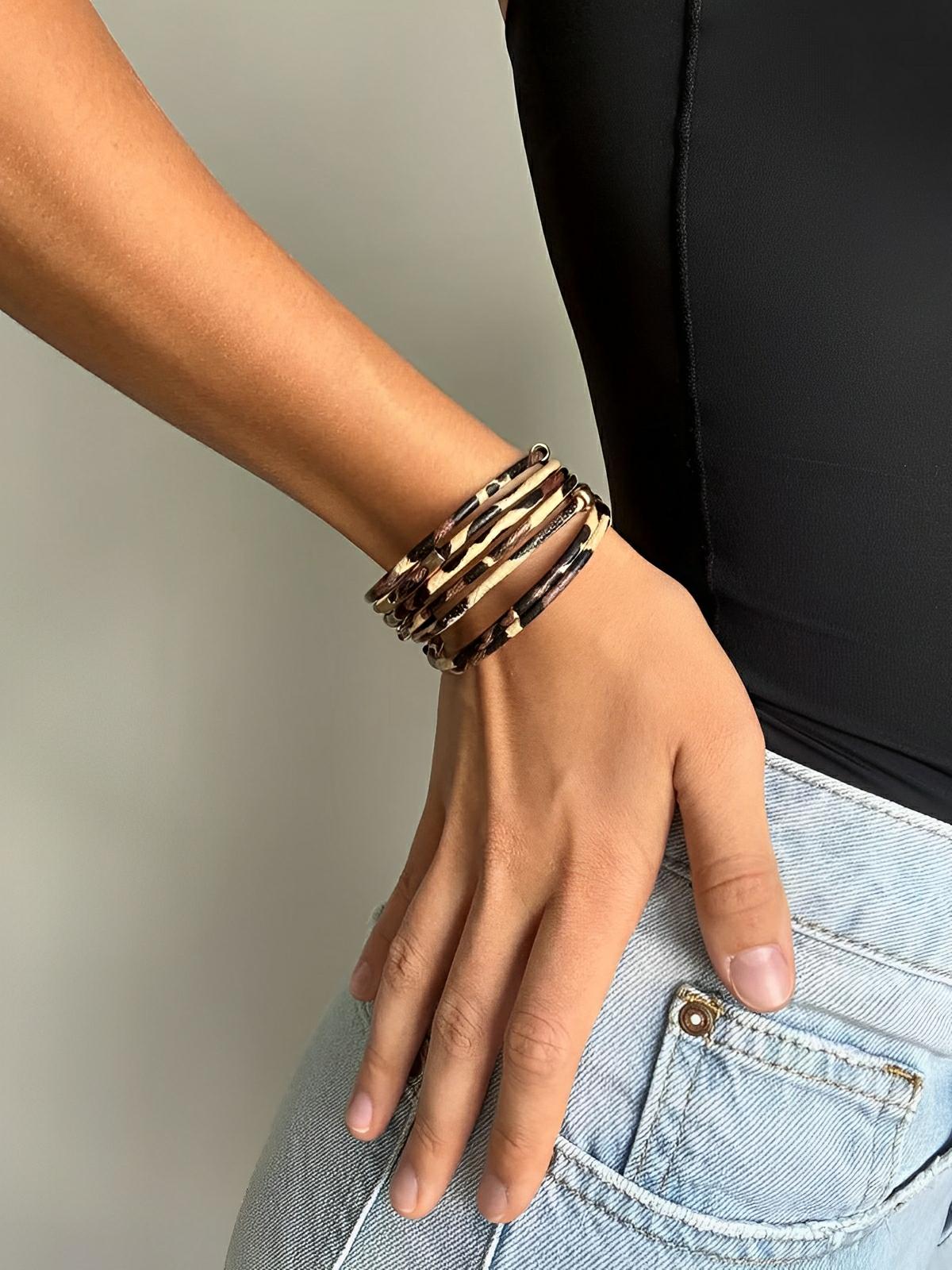 Bracelet magnétique multicouche en simili vegan avec imprimé léopard, perles et tube de cuivre incurvé, modèle Arnelle - Bracelet - Beige