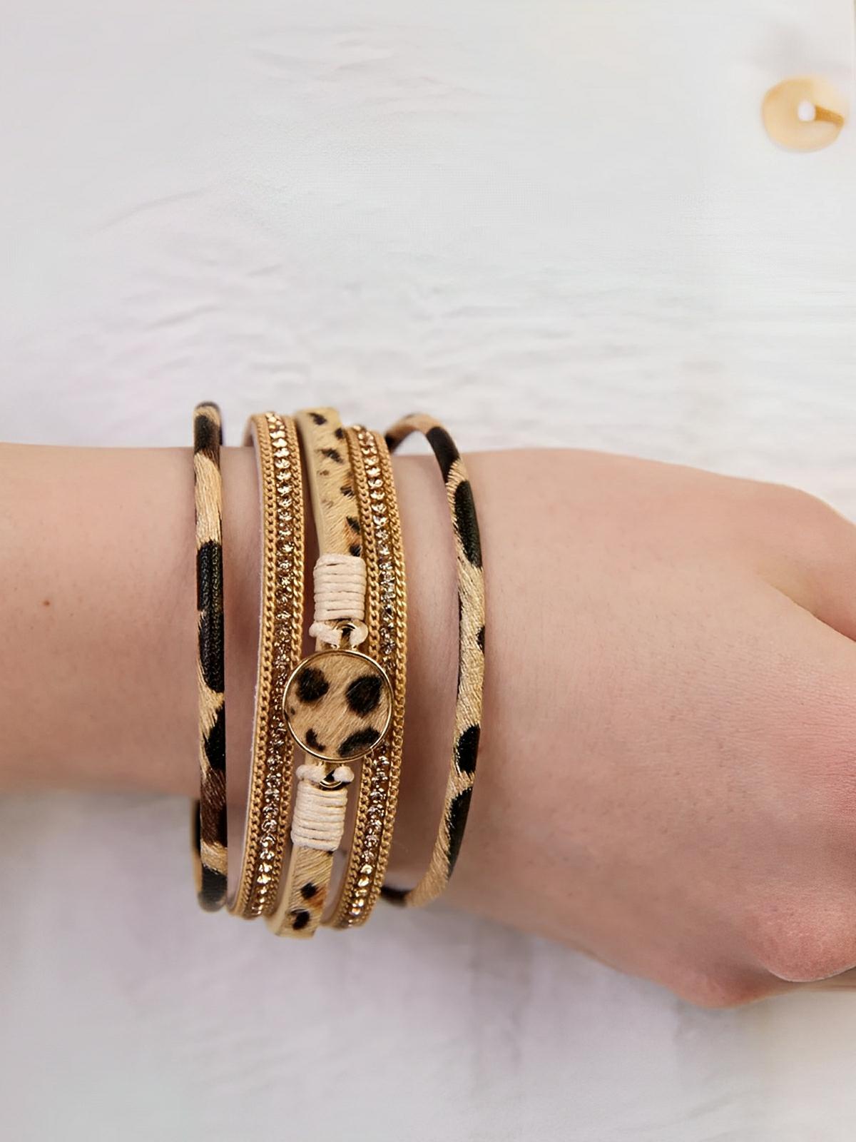 Bracelet simili vegan léopard, fermoir magnétique, déco dorée, style safari, poils effet fourrure, modèle Alya - Bracelet - Beige