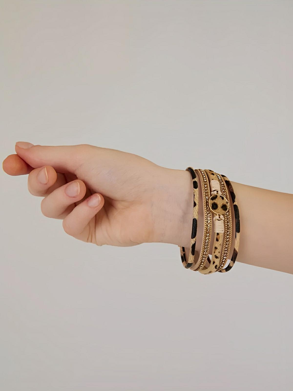 Bracelet simili vegan léopard, fermoir magnétique, déco dorée, style safari, poils effet fourrure, modèle Alya - Bracelet - Beige