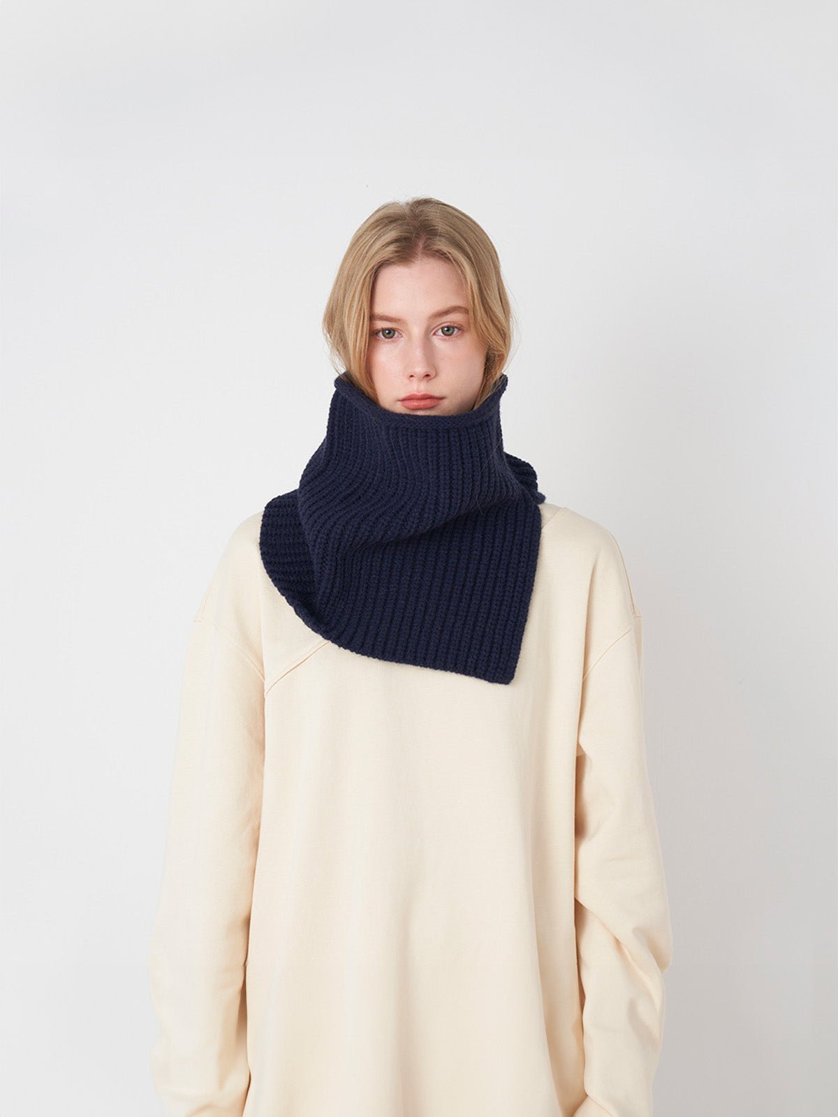 Cache - cou tricoté, doux et chaud, design haut col, unisexe, hiver, confort thermique, protection du cou, style minimaliste, modèle Artémis - Cache - cou - Bleu marine