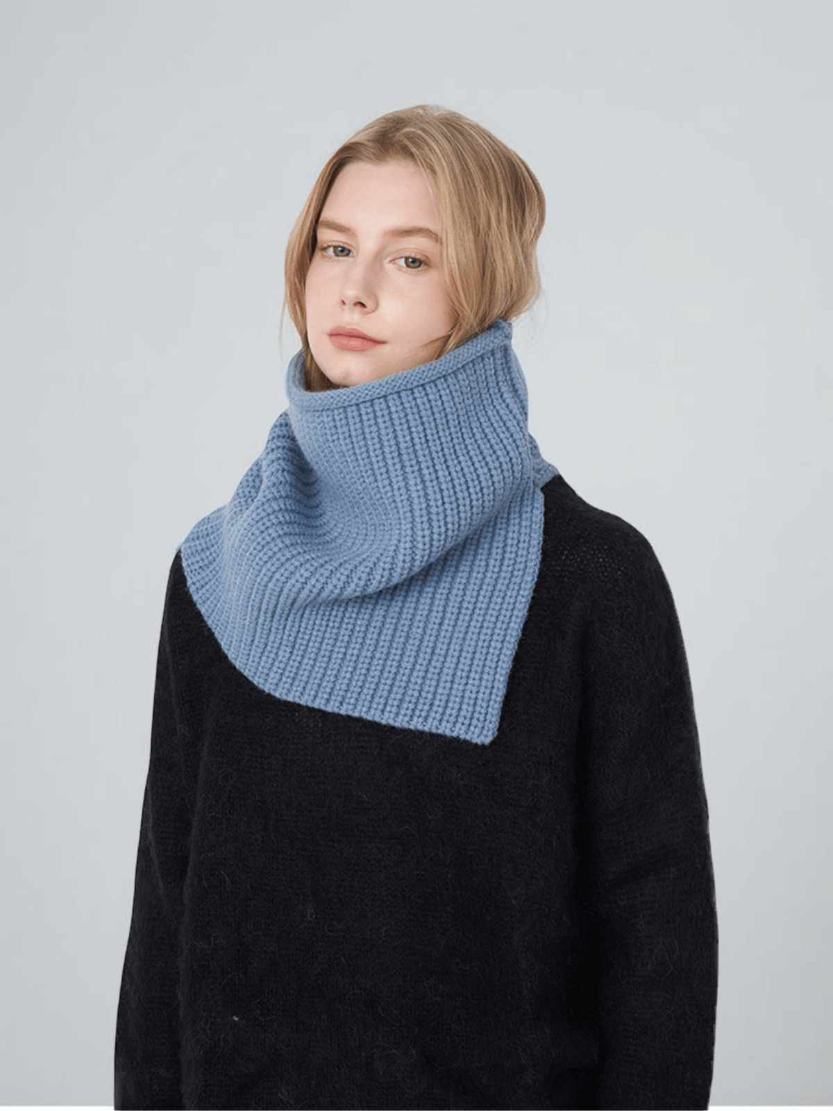 Cache - cou tricoté, doux et chaud, design haut col, unisexe, hiver, confort thermique, protection du cou, style minimaliste, modèle Artémis - Cache - cou - Bleu clair