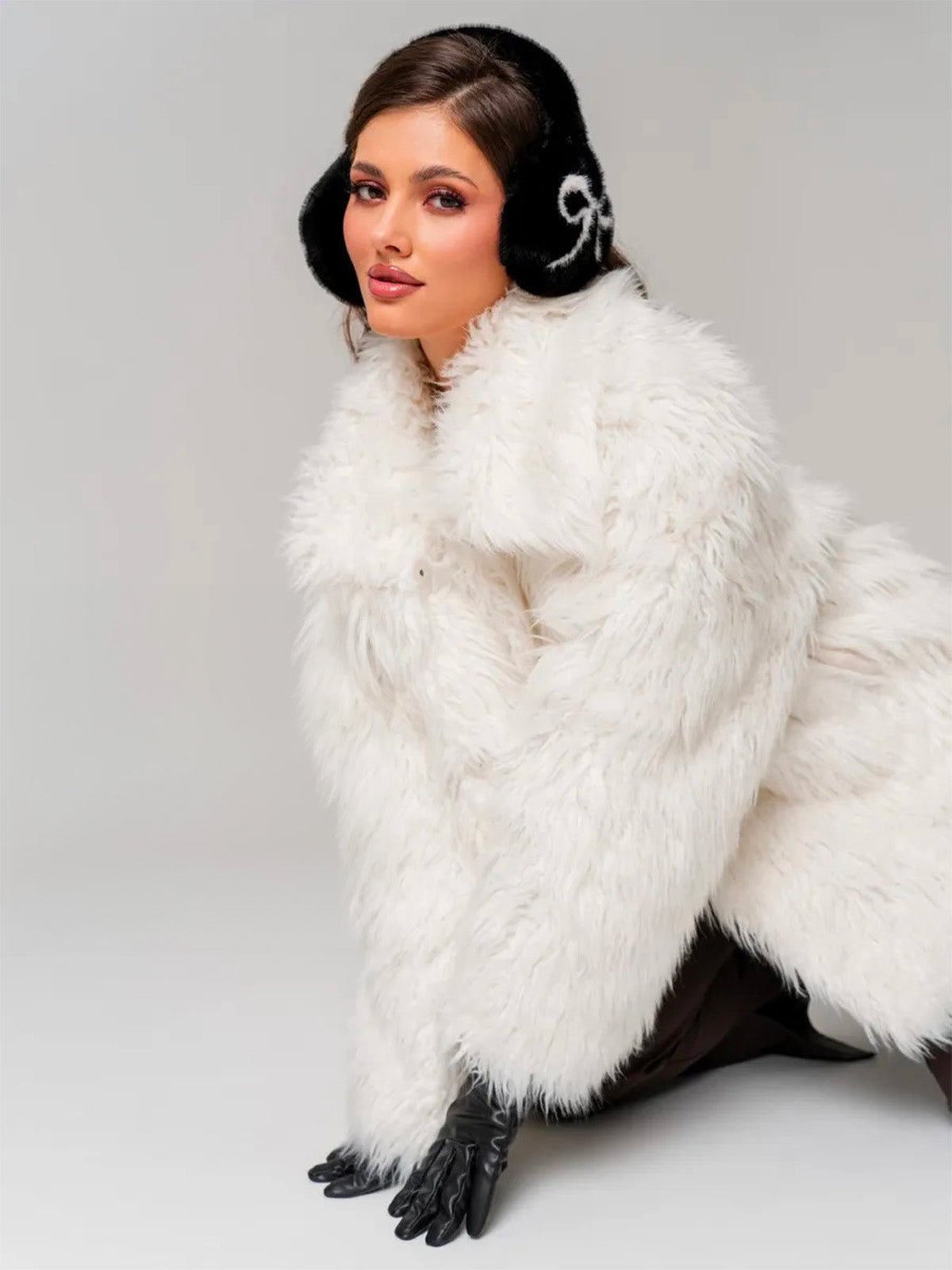 Cache - oreilles femme hiver, fourrure douce éco, motif nœud contrasté, confort thermique, protection vent et froid, accessoire mode cocooning, modèle Diksi - Cache - oreilles - Noir