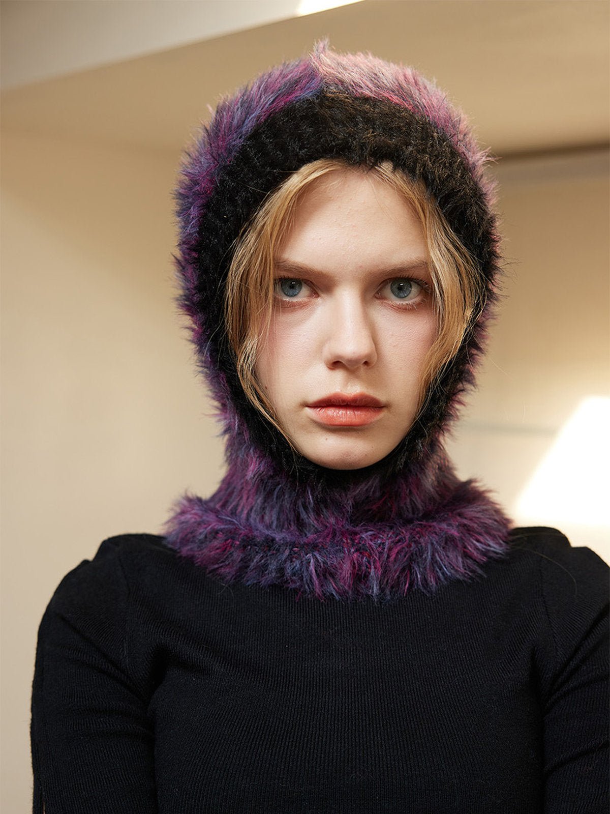 Cagoule tricotée douce, bonnet col intégré en fausse fourrure, accessoire hiver chaud et coloré, modèle Nitra - Écharpe - Violet