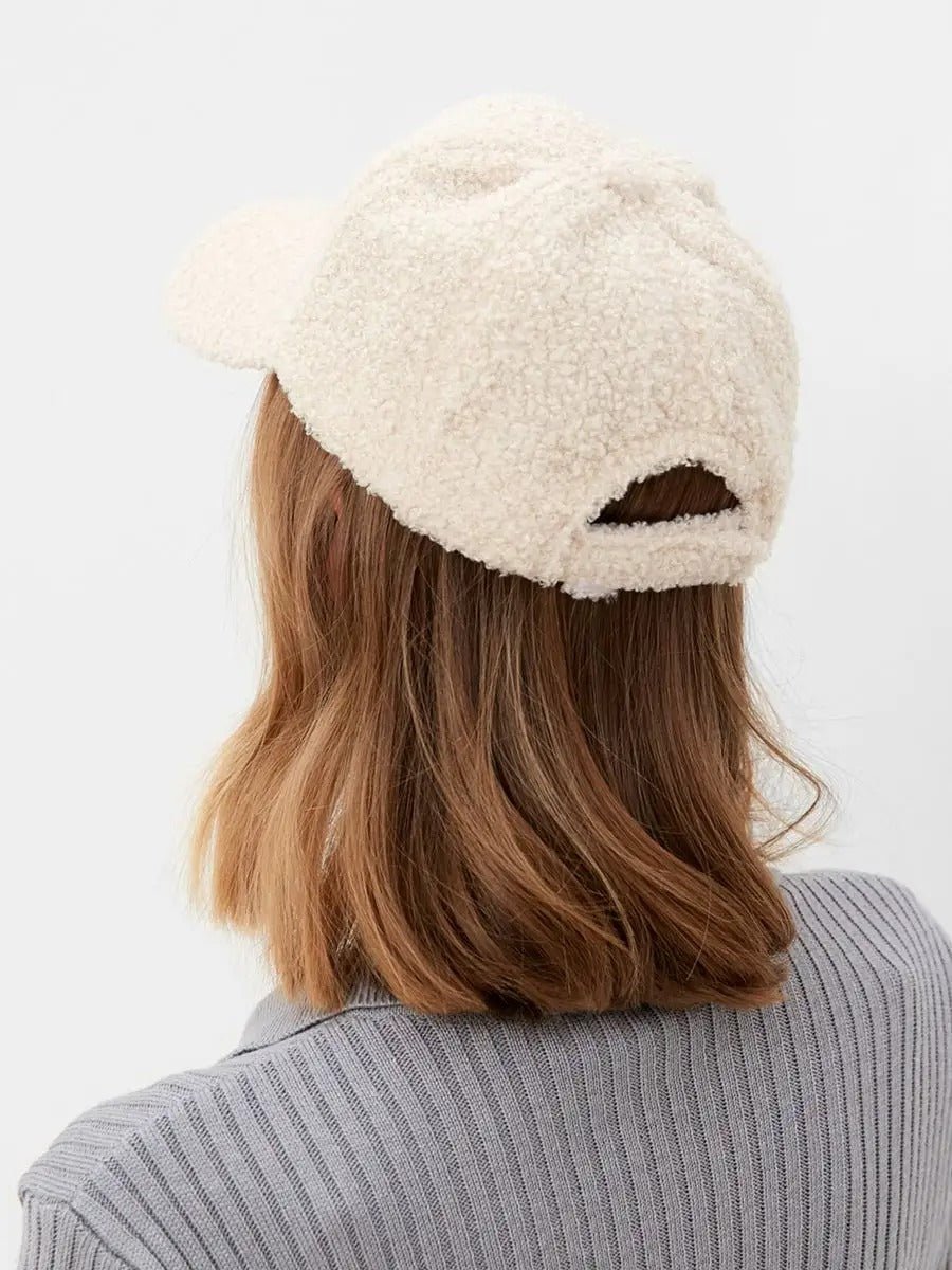 Casquette bouclette mouton, ajustable chaude, polaire, douce peluche à moumoute, modèle Mona - Casquette - Blanc crème