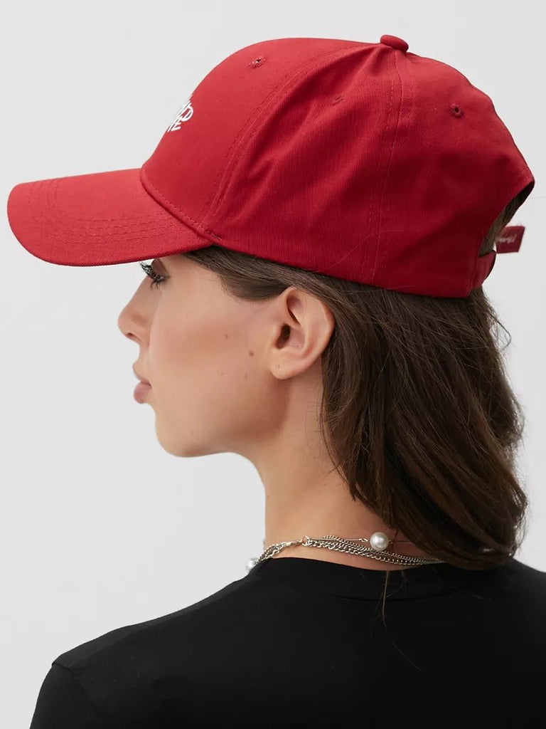 Casquette Live and Let Live, coton respirant, visière courbée, broderie stylée, taille réglable, modèle Alem - Casquette - Rouge