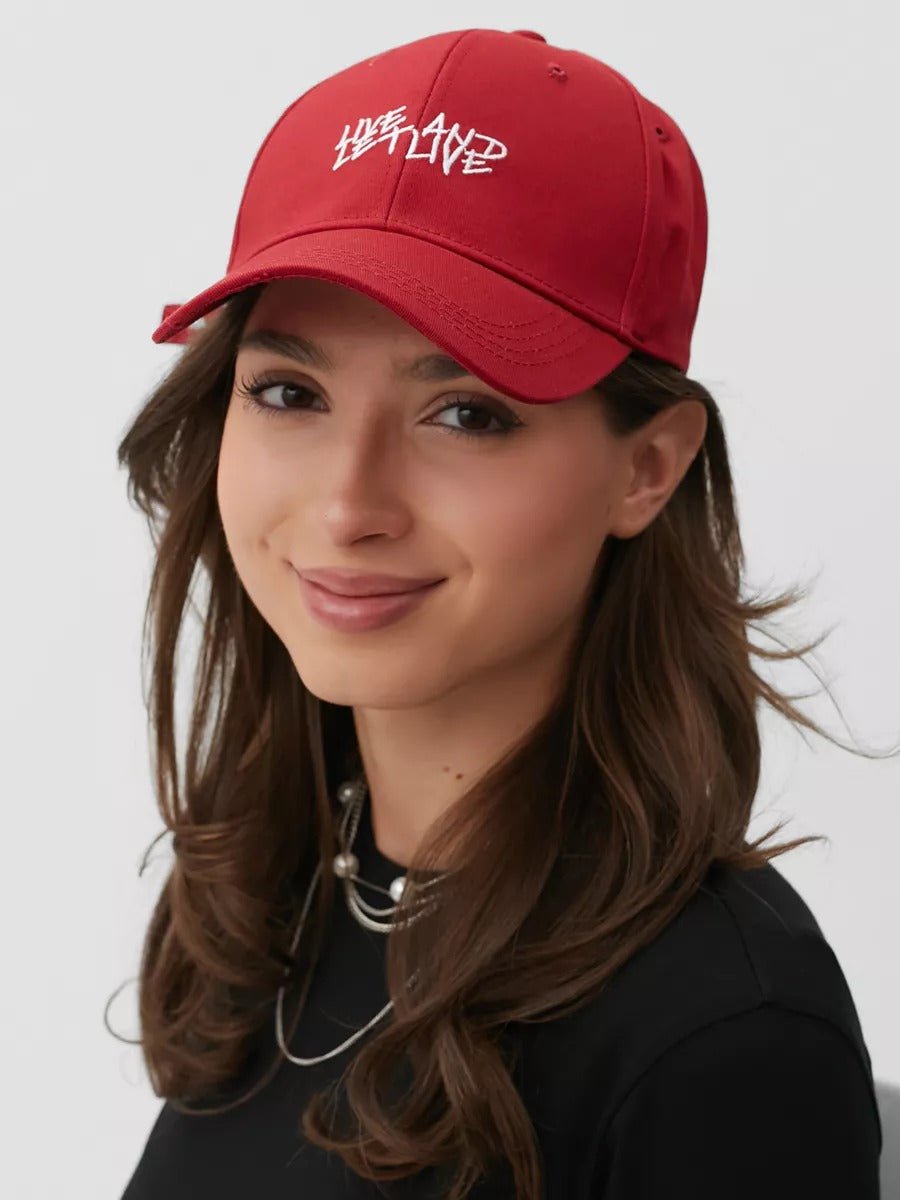 Casquette Live and Let Live, coton respirant, visière courbée, broderie stylée, taille réglable, modèle Alem - Casquette - Rouge