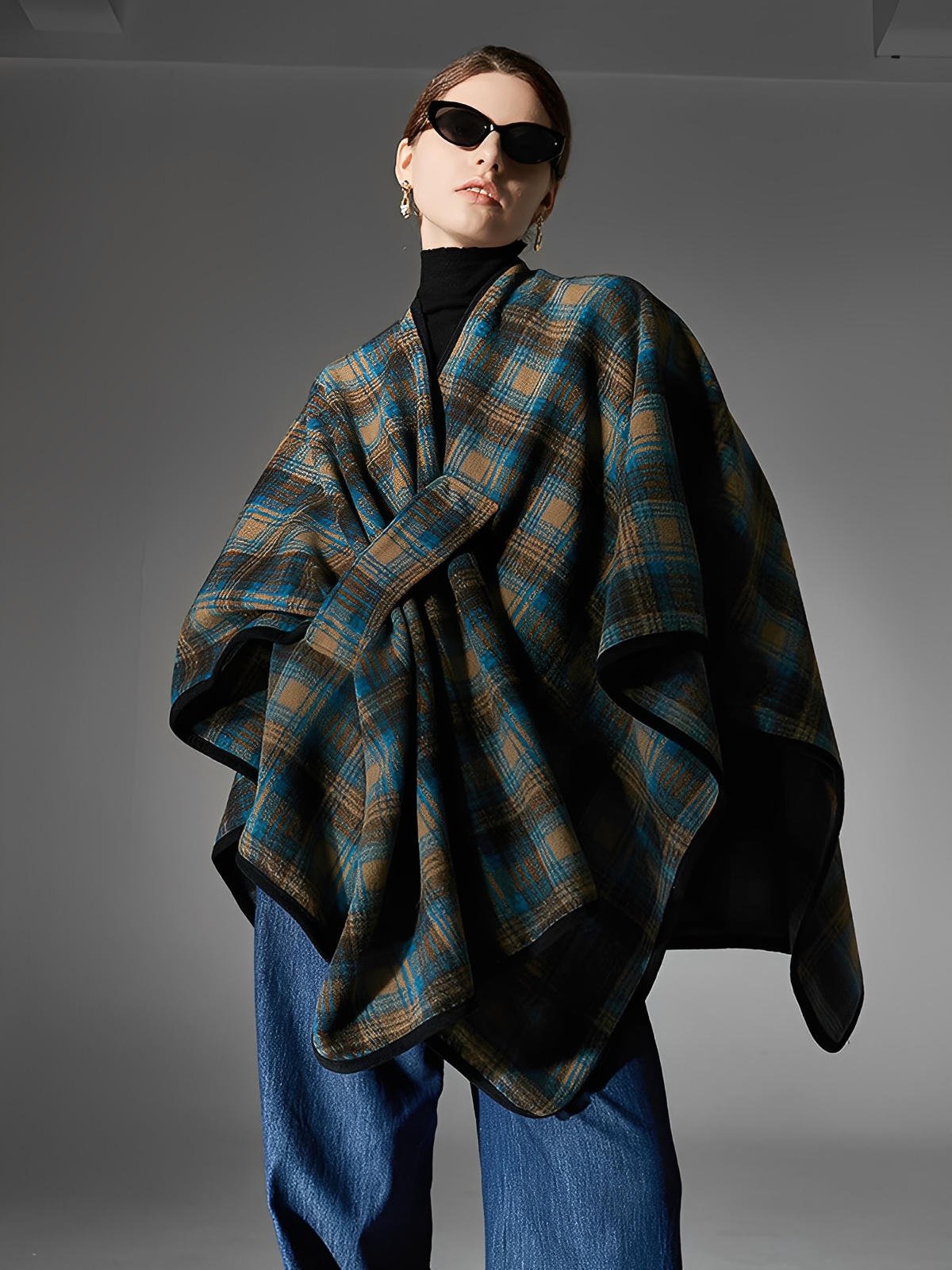 Châle à carreaux, poncho plaid chaud femme, couverture épaules hiver, grand châle doux, cape carreaux bruns et bleus, plaid épais 150x130cm, modèle Kirne - Châle - Brun et bleu