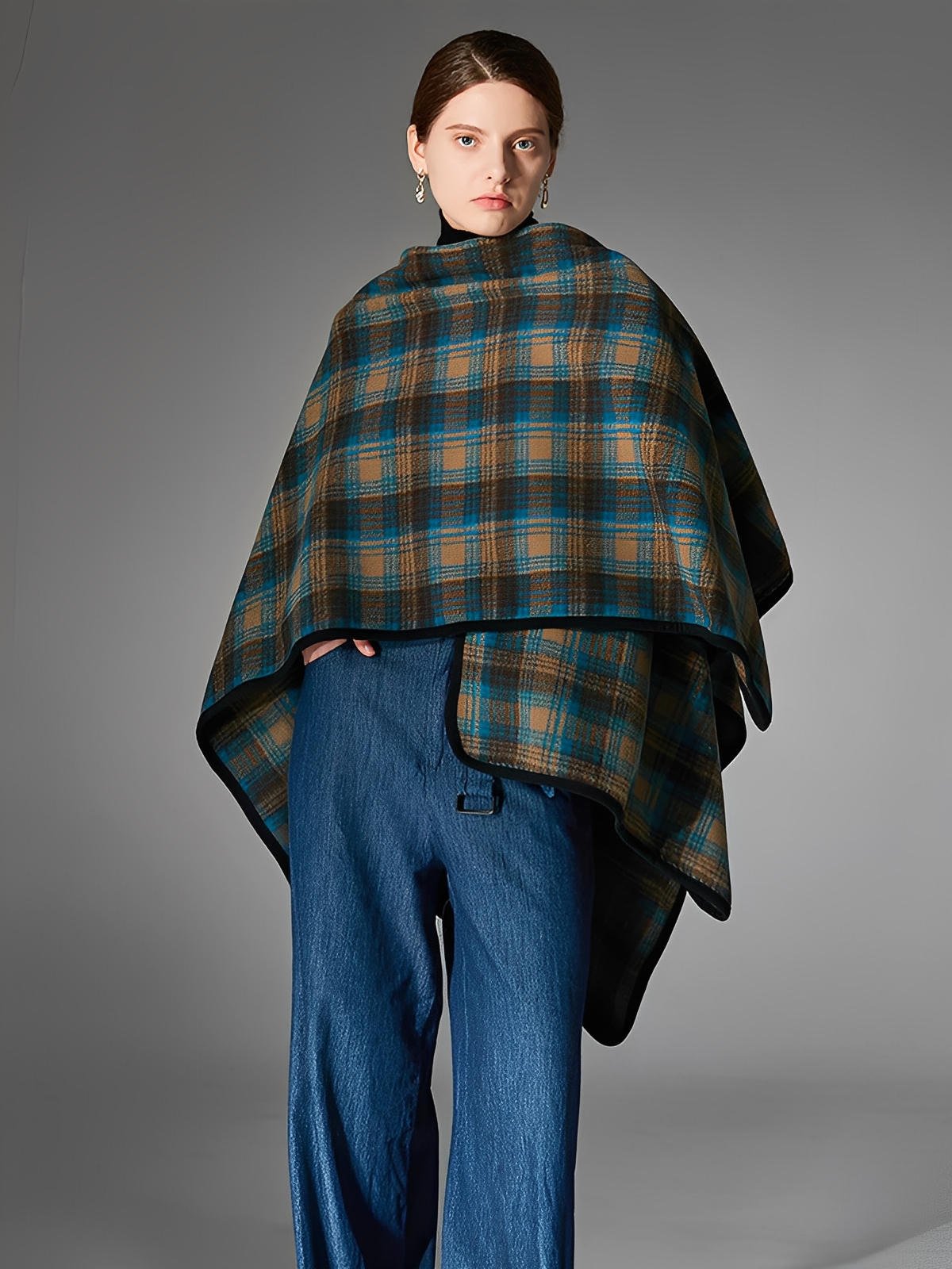 Châle à carreaux, poncho plaid chaud femme, couverture épaules hiver, grand châle doux, cape carreaux bruns et bleus, plaid épais 150x130cm, modèle Kirne - Châle - Brun et bleu