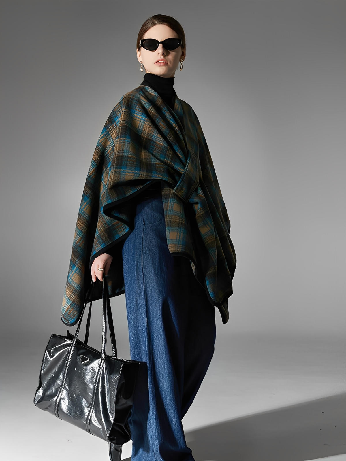 Châle à carreaux, poncho plaid chaud femme, couverture épaules hiver, grand châle doux, cape carreaux bruns et bleus, plaid épais 150x130cm, modèle Kirne - Châle - Brun et bleu