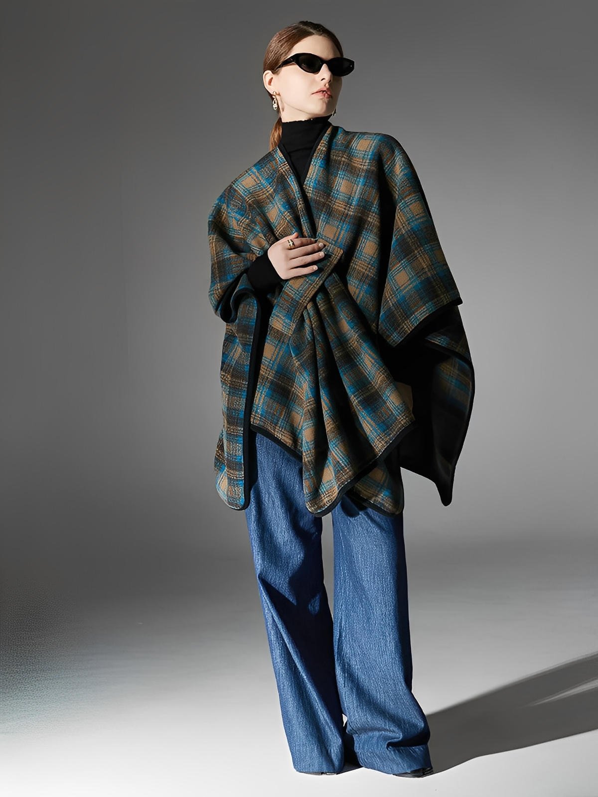 Châle à carreaux, poncho plaid chaud femme, couverture épaules hiver, grand châle doux, cape carreaux bruns et bleus, plaid épais 150x130cm, modèle Kirne - Châle - Brun et bleu