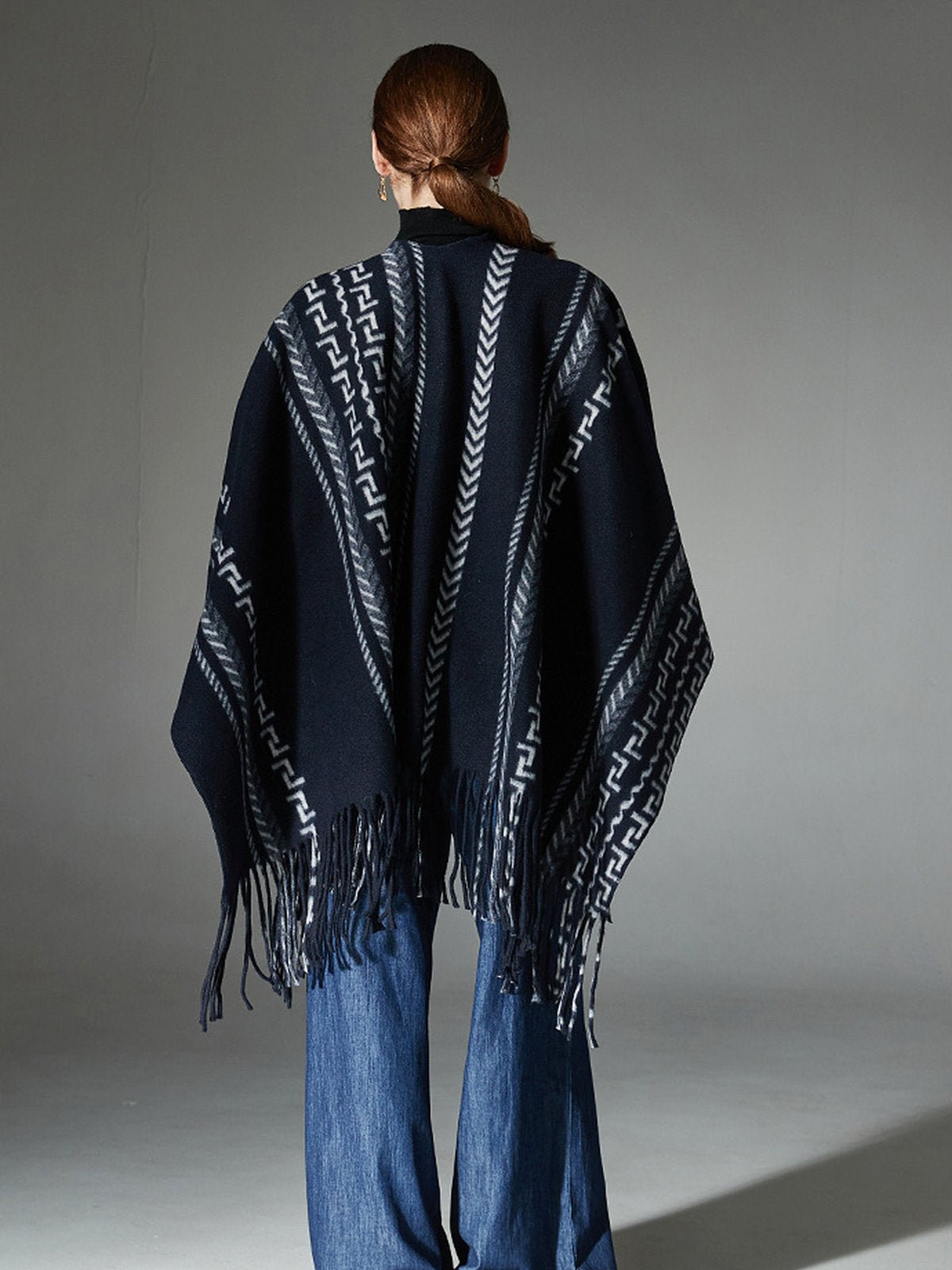 Châle à franges bleu marine, poncho chaud femme, cape géométrique moderne, couverture épaules douce, châle hivernal ample, style urbain chic, modèle Domitille - Châle - Bleu marine
