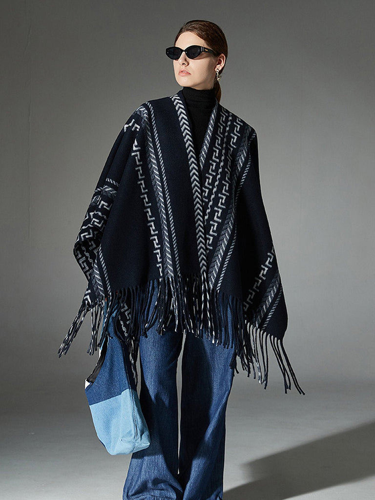 Châle à franges bleu marine, poncho chaud femme, cape géométrique moderne, couverture épaules douce, châle hivernal ample, style urbain chic, modèle Domitille - Châle - Bleu marine