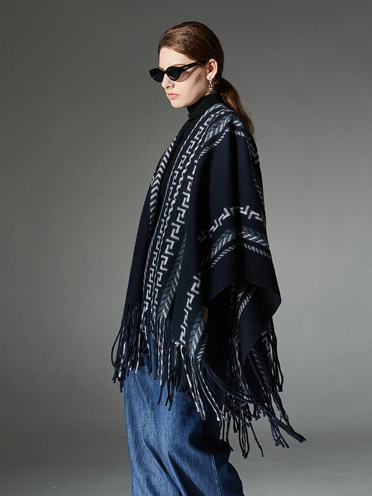 Châle à franges bleu marine, poncho chaud femme, cape géométrique moderne, couverture épaules douce, châle hivernal ample, style urbain chic, modèle Domitille - Châle - Bleu marine