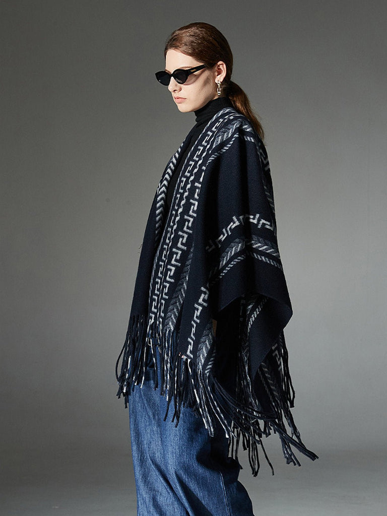 Châle à franges bleu marine, poncho chaud femme, cape géométrique moderne, couverture épaules douce, châle hivernal ample, style urbain chic, modèle Domitille - Châle - Bleu marine