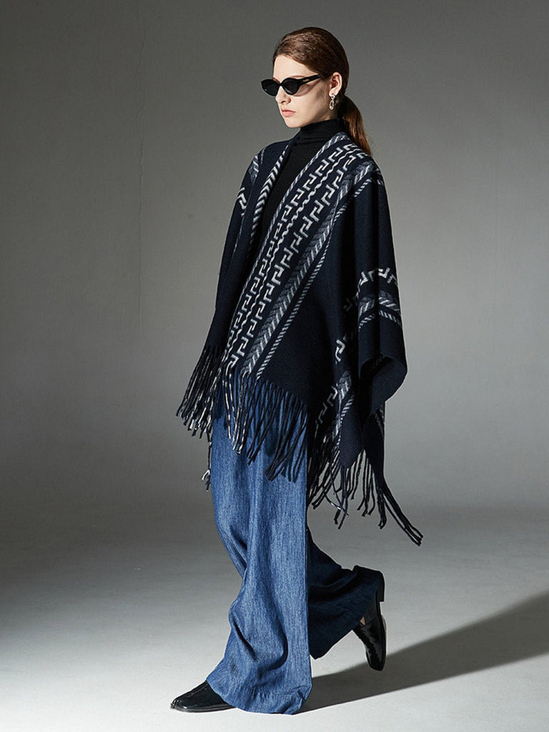 Châle à franges bleu marine, poncho chaud femme, cape géométrique moderne, couverture épaules douce, châle hivernal ample, style urbain chic, modèle Domitille - Châle - Bleu marine
