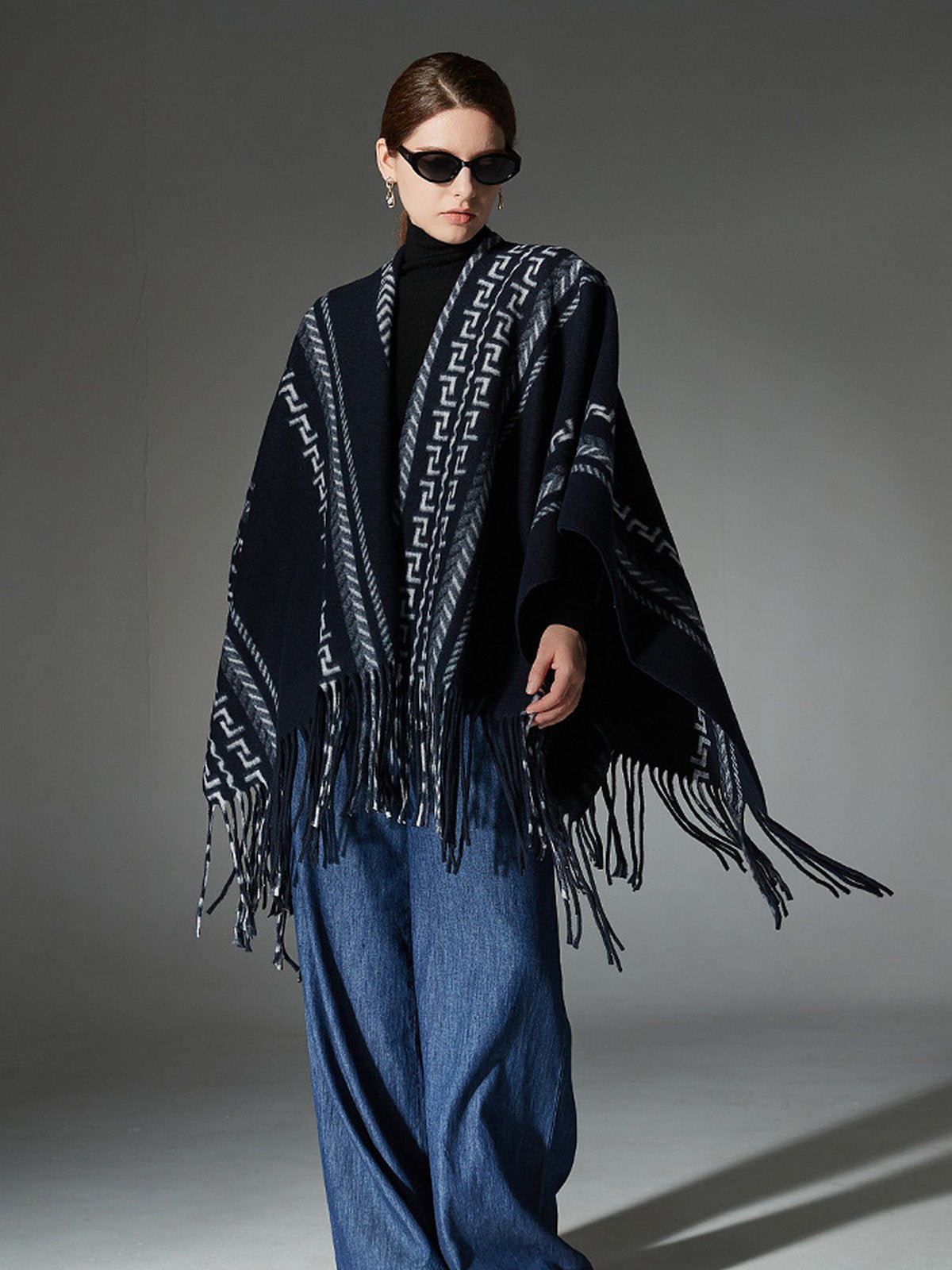 Châle à franges bleu marine, poncho chaud femme, cape géométrique moderne, couverture épaules douce, châle hivernal ample, style urbain chic, modèle Domitille - Châle - Bleu marine